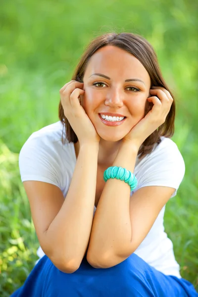 Beautiful teen girl in the park at green grass. — Stock Photo, Image