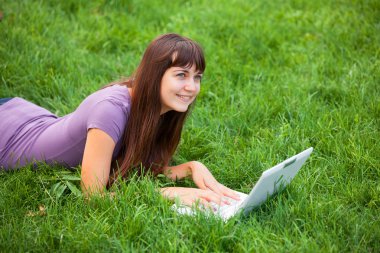 esmer kıza defter ile yeşil çimen