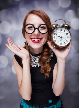 saati ile sürpriz Kızıl saçlı kız.