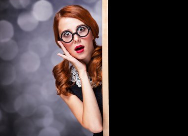 blackboard ile şaşırmış kadın