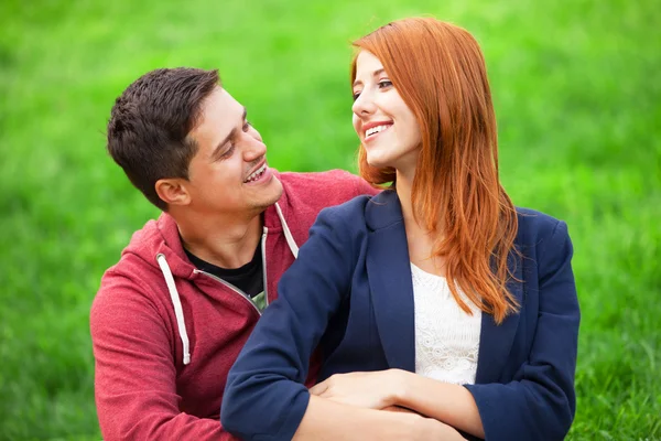 Couple at green grass. — Stock Photo, Image