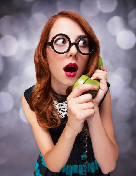 Mulheres ruivas com telefone verde . — Fotografia de Stock