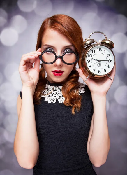 Chica pelirroja sorprendida con reloj . —  Fotos de Stock