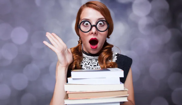 Menina surpresa com livros — Fotografia de Stock