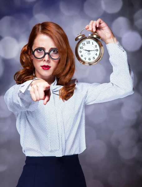 Roodharige vrouwen met klok. — Stockfoto