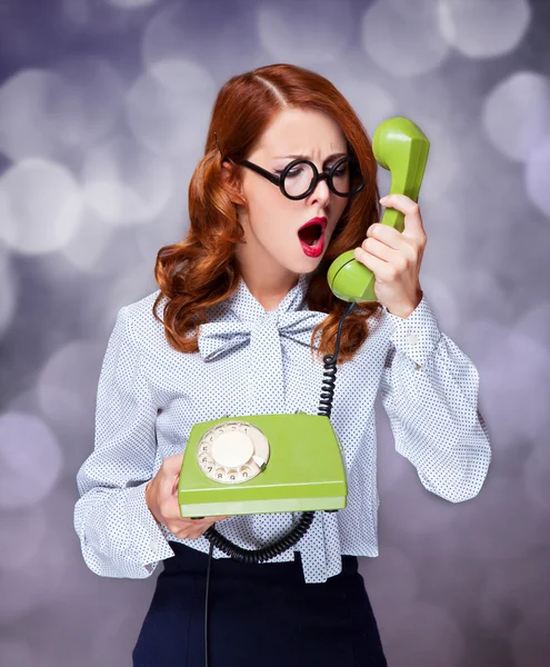 Mulheres com telefone verde — Fotografia de Stock