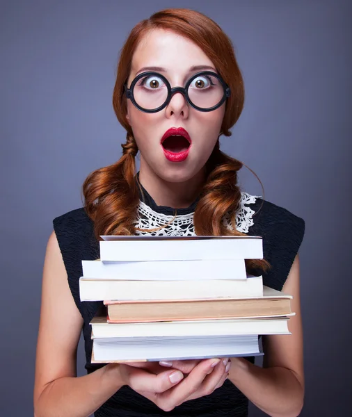 Chica sorprendida con libros —  Fotos de Stock