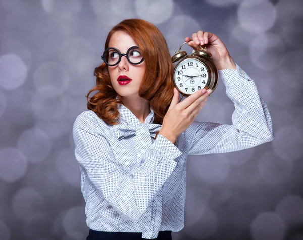 Rothaarige Frauen mit Uhr. — Stockfoto