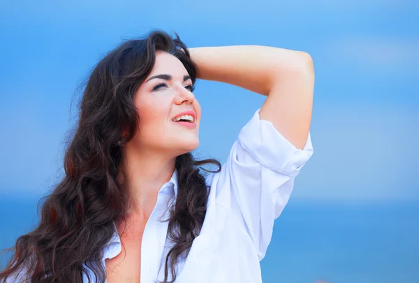 Chica en la playa en primavera . — Foto de Stock