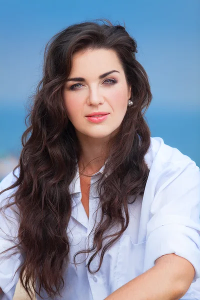 Girl on the beach in spring time. — Stock Photo, Image