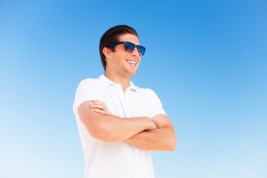 Mavi gökyüzü arka plan, yakışıklı genç