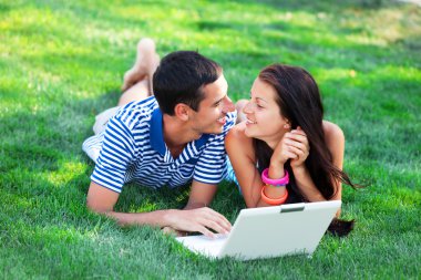 laptop açık olan öğrenciler