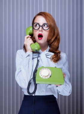 Yeşil telefon ile kadınlar