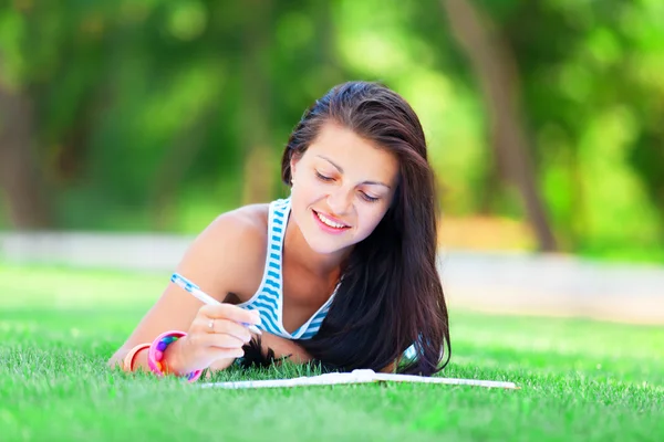 Mooie jonge brunette vrouw met opmerking bij buiten — Stockfoto