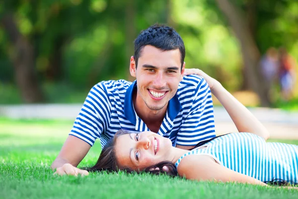 Jovem adolescente casal ao ar livre — Fotografia de Stock