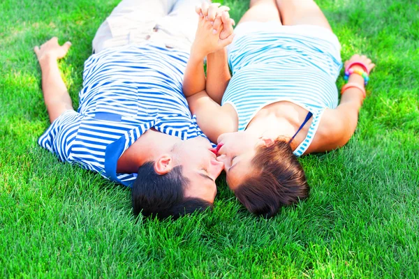 Jeune adolescent couple baisers à l'extérieur — Photo