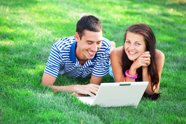 Studenten met een laptop bij buiten — Stockfoto