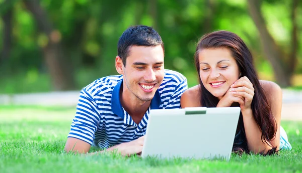 Studenten met een laptop bij buiten — Stockfoto