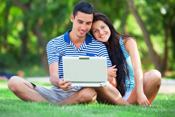 Studenten met een laptop bij buiten — Stockfoto