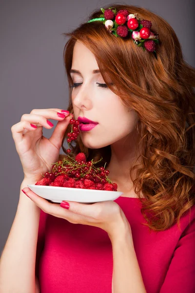 Redhead women with berries — Stock Photo, Image