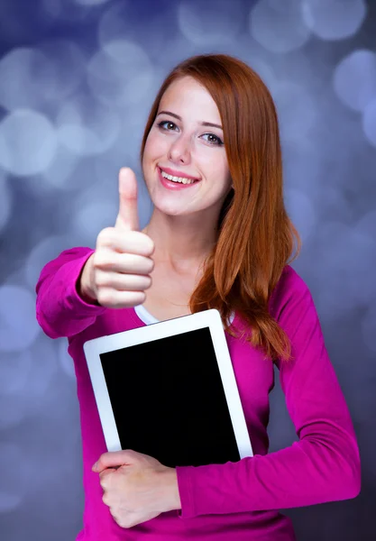 Femme rousse avec comprimé montrer OK — Photo