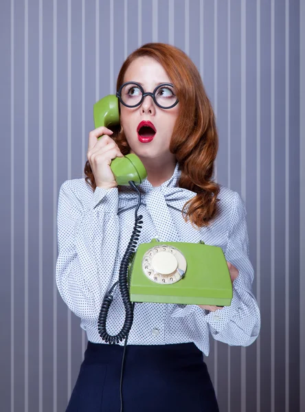 Frauen mit grünem Telefon — Stockfoto