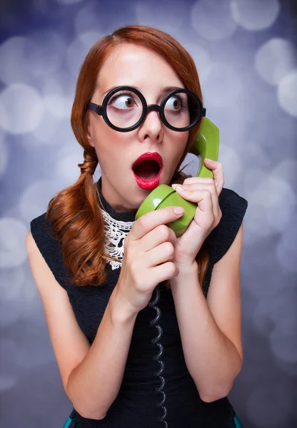 Pelirrojas con teléfono verde . — Foto de Stock