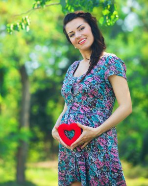 parkta oyuncak kalpli genç güzel bir hamile kadın