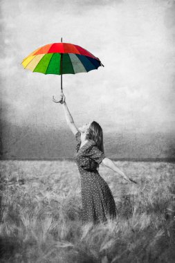 şemsiye alan, Kızıl saçlı kız