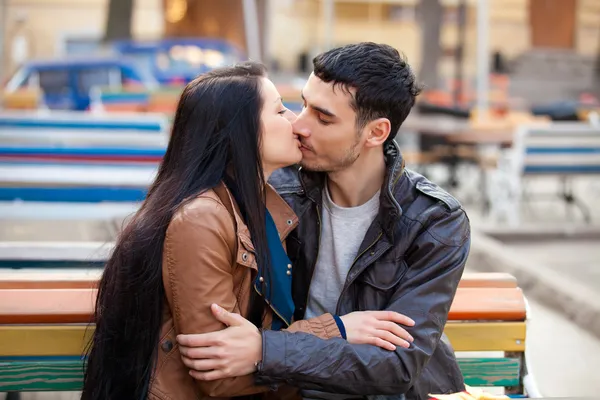 Den unge mannen ger en gåva till en ung flicka i caféet och de — Stockfoto