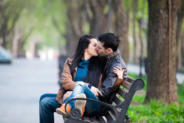 Casal beijando no banco no beco . — Fotografia de Stock