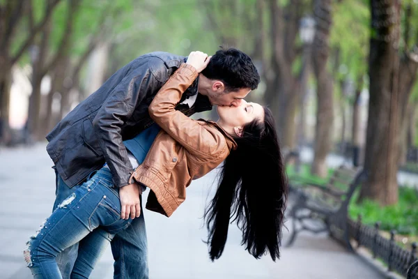 Pareja besándose en el callejón en la ciudad . — Foto de Stock