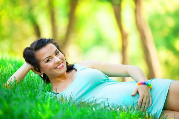 Jonge mooie zwangere vrouw in het park — Stockfoto