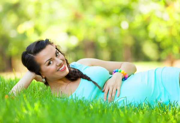 Młoda piękna kobieta w ciąży w parku — Zdjęcie stockowe