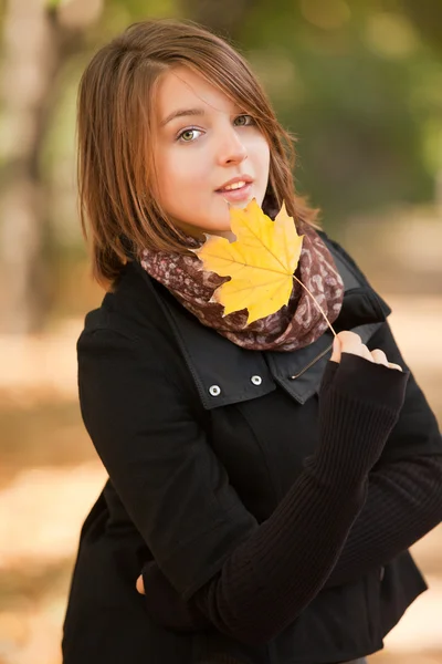 Sonbahar Park'ta güzel bir kız. — Stok fotoğraf