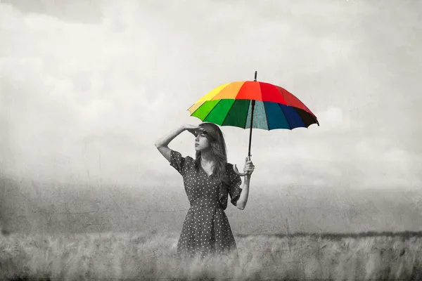 Ruiva menina com guarda-chuva no campo — Fotografia de Stock