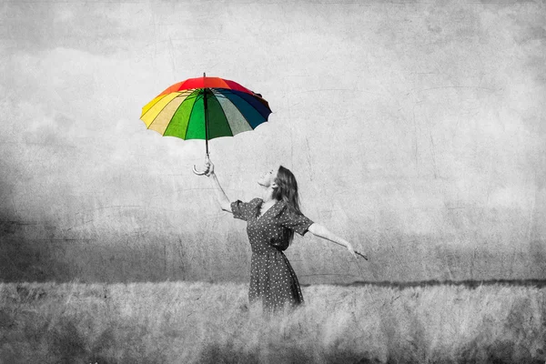 Ruiva menina com guarda-chuva no campo — Fotografia de Stock