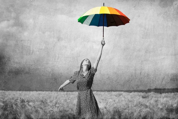 Rude dziewczyny z parasolem w dziedzinie — Zdjęcie stockowe