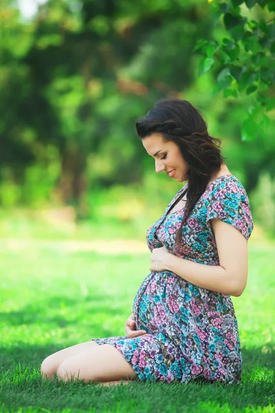 Parkta genç güzel bir hamile kadın Stok Resim