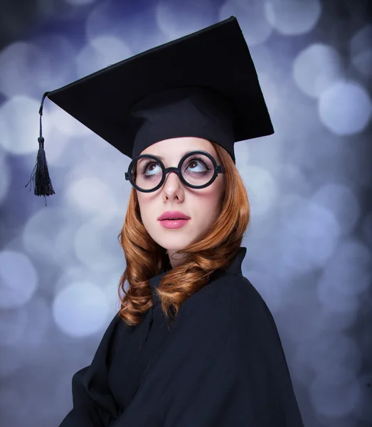 Laurea studentessa in un abito accademico . — Foto Stock