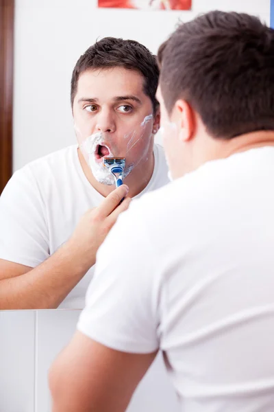 Verrast echte mannen scheren. — Stockfoto