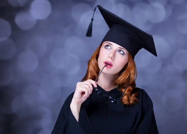 Examen student tjej i en akademisk klänning. — Stockfoto
