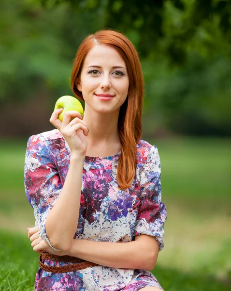 Flicka med apple på utomhus — Stockfoto