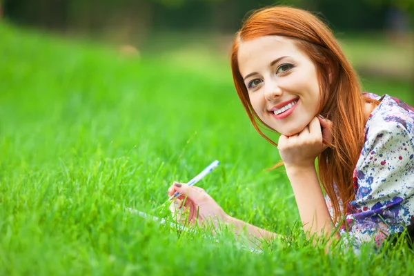 Beautiful young woman with note at outdoor — Stock Photo, Image