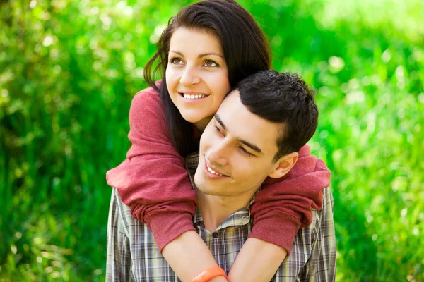 Paar ontspannen op groene grass.park. — Stockfoto