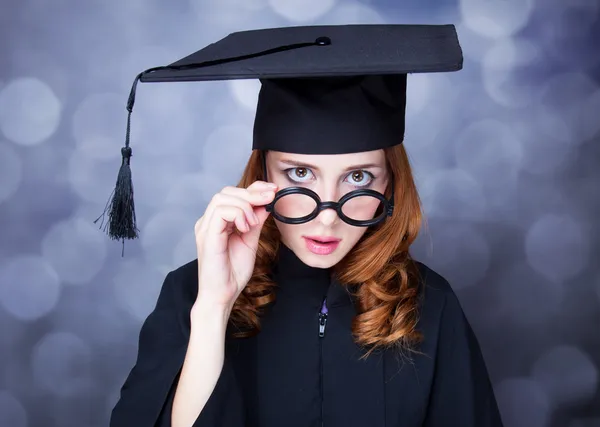 Laurea studentessa in un abito accademico . — Foto Stock