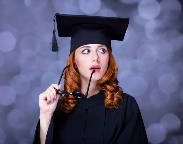 Abschlussschülerin im akademischen Kleid. — Stockfoto