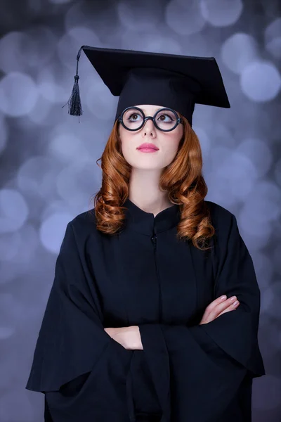 Abschlussschülerin im akademischen Kleid. — Stockfoto