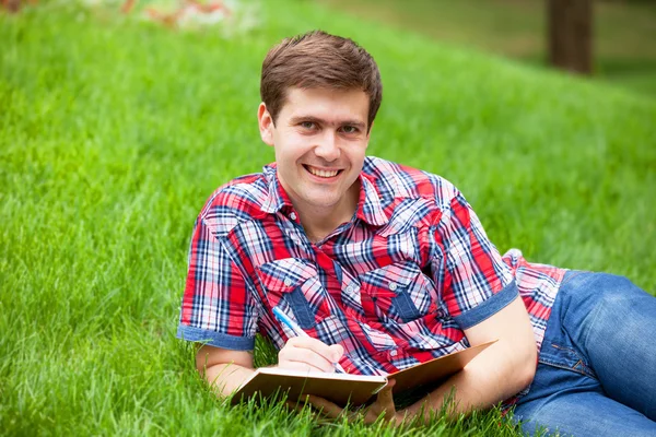 Young student with note at outdoor — Stock Photo, Image