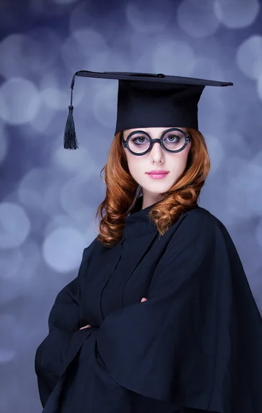 Dimitterende studerende pige i en akademisk kjole . - Stock-foto